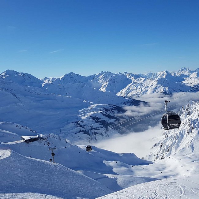 Bezauberndes Wellnesshotel in St. Anton/Tirol Seilbahn über schneebedeckten Bergen bei klarem Himmel
