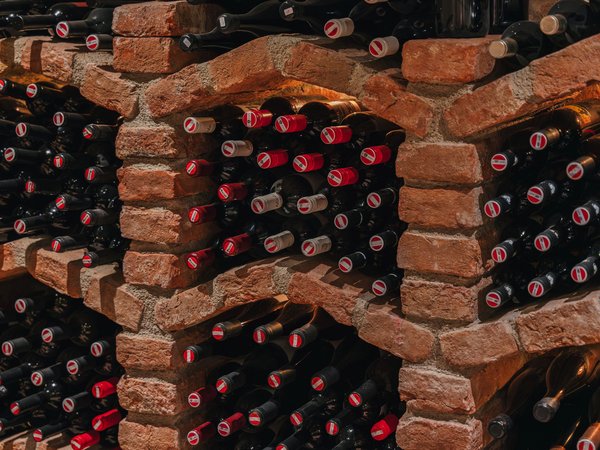 Weinflaschen gelagert in einem rustikalen Mauerweinschrank