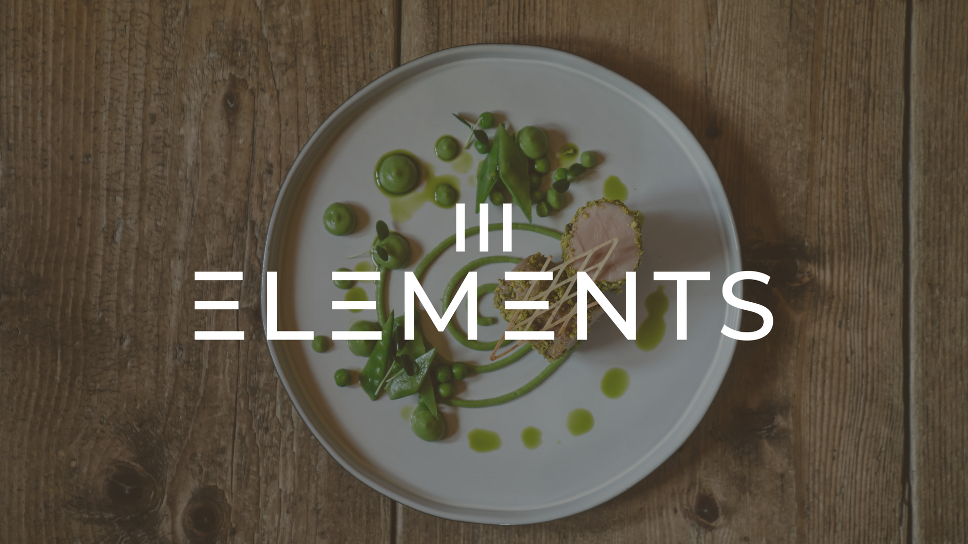 ELEMENTS – Fine Dining Redefined Kunstvoll angerichtetes Gericht mit grünem Gemüse auf weißem Teller