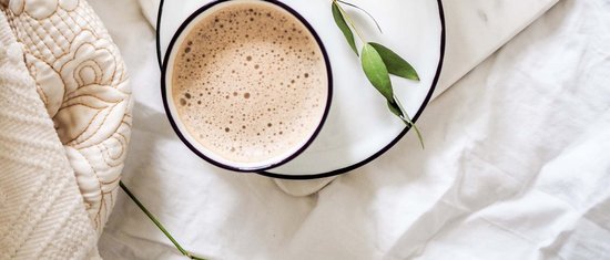 3 Restaurant unter einem Dach Tasse Kaffee auf Untertasse mit grünen Blättern und weißen Blumen auf Bettdecke