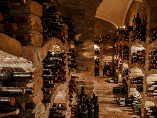 St. Anton: Sommerurlaub, Winterspaß Weinlager mit vielen Flaschen in einem Backsteinkeller