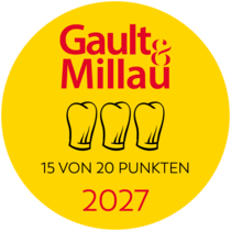 Gelbes Gault&Millau-Siegel mit drei Kochmützen, 15 von 20 Punkten und der Jahreszahl 2027