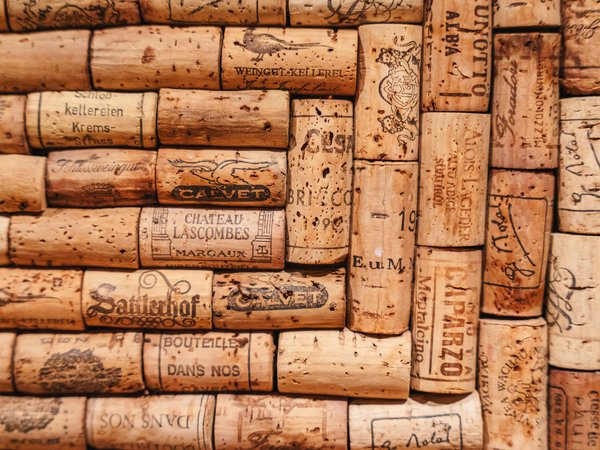 Nahaufnahme von Weinkorken mit verschiedenen Markierungen und Logos