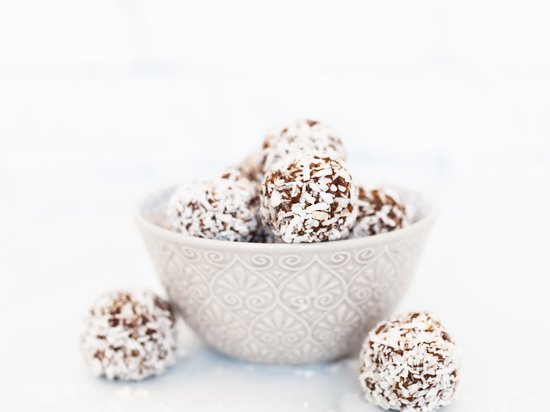 St. Anton: Sommerurlaub, Winterspaß Kokos-Schokoladen-Energiebällchen in einer verzierten Schüssel