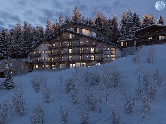 St. Anton: Sommerurlaub, Winterspaß Berghotel im Wald bei Nacht mit schneebedecktem Hügel und Vollmond