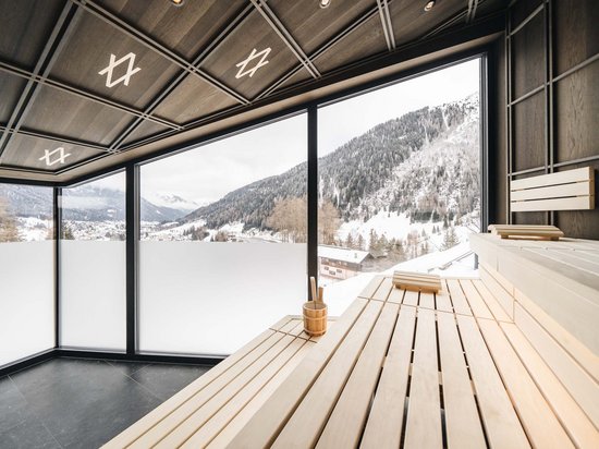 St. Anton: Sommerurlaub, Winterspaß Innenansicht einer Sauna mit Panoramablick auf schneebedeckte Berge