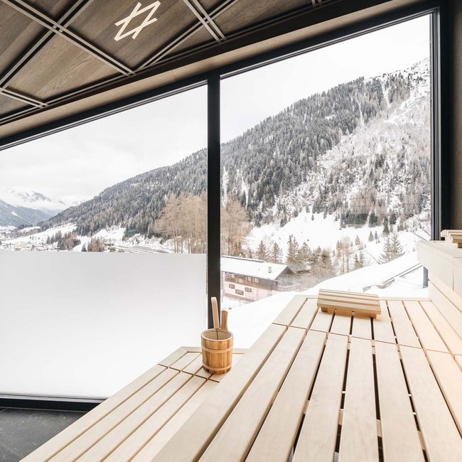 Reine Urlaubsfreude in Ihrem Hotel in St. Anton Innenansicht einer Sauna mit Panoramablick auf schneebedeckte Berge