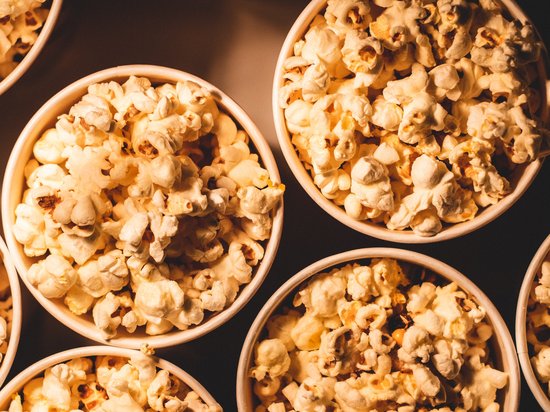 St. Anton: Sommerurlaub, Winterspaß Mehrere Schalen gefüllt mit frischem Popcorn