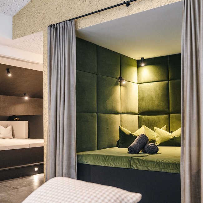 Welcome to your holiday on Arlberg – in summer and winter Modern relaxation room with green and white upholstery and soft lighting