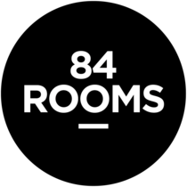 Weißer Text 84 ROOMS auf schwarzem Hintergrund
