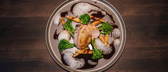 3 Restaurant unter einem Dach Hähnchenbrust mit Brokkoli, Spätzle und dunkler Sauce auf grauem Teller