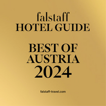 Falstaff Hotel Guide Best of Austria 2024 auf goldenem Hintergrund